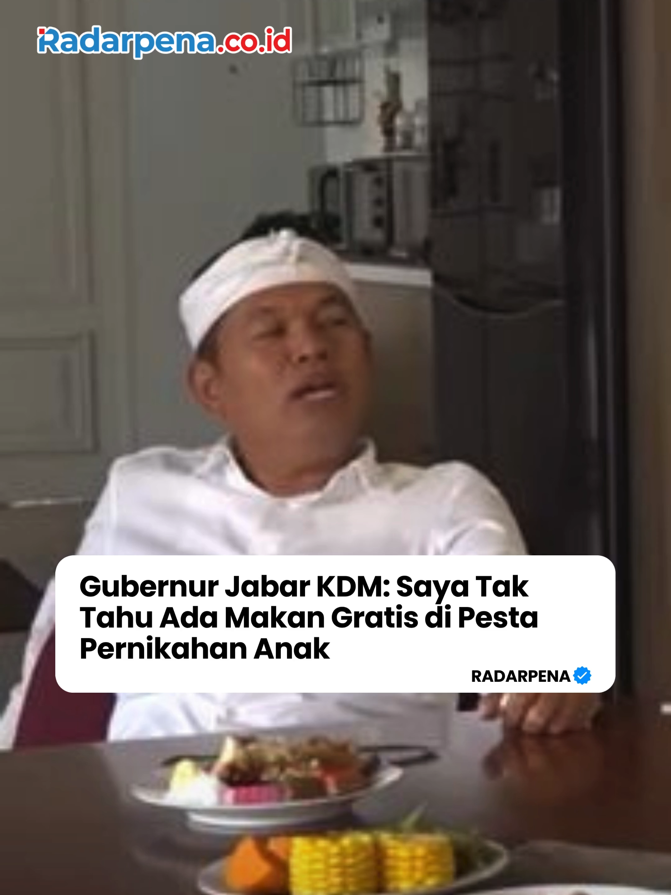 Pernyataan Gubernur Jawa Barat Dedi Mulyadi soal pesta rakyat pernikahan putranya, Maula Akbar, dengan Wakil Bupati Garut Putri Karlina, menjadi sorotan usai acara itu berujung tragedi. Melalui kanal YouTube resminya (15/7/2025), Dedi sempat bertanya pada Maula soal hiburan untuk warga. Maula menjawab akan ada pentas seni pada Jumat malam di alun-alun dan pendopo. Namun setelah insiden ricuh terjadi, Dedi mengaku tidak tahu-menahu soal adanya acara makan gratis untuk warga. Ia menegaskan bahwa ia hanya mengetahui adanya pentas seni, dan sebelumnya sudah melarang kegiatan makan gratis karena khawatir massa yang datang tak terkendali. “Acara syukuran Maula dan Putri secara pribadi saya tidak tahu. Saya hanya paham nanti malam ada pentas seni. Saya tidak tahu ada syukuran makan bersama warga,” ujarnya. Meski demikian, Dedi menyatakan siap bertanggung jawab atas peristiwa yang menelan korban jiwa tersebut. --- #Radarpena #Radarpenanews #DediMulyadi #PestaRakyatGarut #MaulaAkbar #PutriKarlina #BeritaJawaBarat #TragediGarut #PentasSeni #BeritaHariIni #GarutUpdate #Indonesia