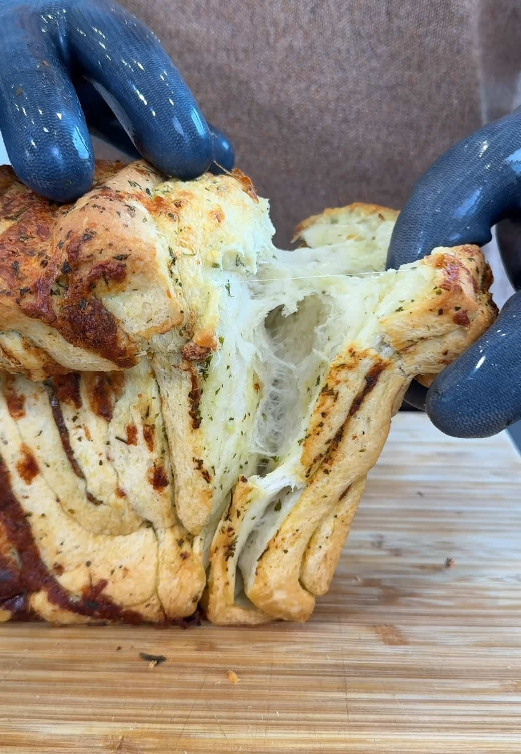 Kräuter-Käse Zupfbrot.😍 Zum Rezept geht es hier.👇🏼 •600 g Weizenmehl Type 00 (z.B. Teichners‘ Beste) •300 g kaltes Wasser •30 g gutes Olivenöl  •30 g griechischer Joghurt (10 % Fett) •12 g Salz •7 g Zucker •15 g frische Hefe (oder 5 g Trockenhefe) •Olivenöl oder Pflanzenöl zum Einfetten Außerdem: Kastenform 30x11 cm 1️⃣Teig zubereiten: Mehl, Salz, Zucker & Hefe mit Wasser, Olivenöl & Joghurt vermengen und 10–15 Minuten kneten, bis der Teig schön geschmeidig ist. Mit einem feuchten Küchentuch abdecken & 1 Stunde bei Raumtemperatur ruhen lassen. 2️⃣Kräuterbutter vorbereiten: Butter, Petersilie, Knoblauch, Parmesan und optional Chiliflocken in einen Mixer geben und mixen, bis die Kräuterbutter geschmeidig ist. 3️⃣Teig formen: Teig zu einem großen Quadrat ausrollen (ca. 50×50 cm), mit der Kräuterbutter bestreichen & geriebenem Käse bestreuen. Dann in 4–5 cm breite Streifen schneiden, dann in Vierecke & aufeinanderstapeln. 4️⃣Backform vorbereiten: Kastenform (30x11 cm) einfetten, die Teigstapel hochkant einsetzen & nochmal 30 Minuten abgedeckt gehen lassen. 5️⃣Backen: Bei 180 °C (Ober-/Unterhitze) ca. 45-60 Minuten backen, bis es oben goldbraun ist. Lauwarm oder kalt genießen – zum Dippen, Abreißen oder einfach pur. Ein echter Star auf jedem Tisch!  Habt ihr Fragen? Haut raus.👇🏼