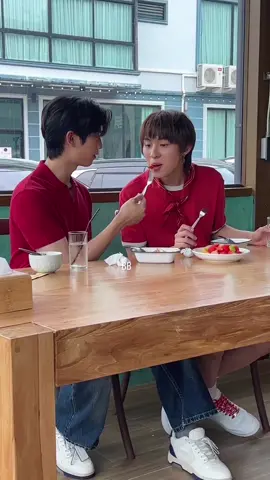 กินเองว่าอร่อยแล้ว มีคนคอยป้อนให้กินอร่อยกว่าครับ. 🤌🏻🍴😌🦊🍓 X. @ oems_100u #thomaskong #โทมัสก้อง #โทมัสธีร์ทัศน์ #ก้องจิโร่ #tthomastc #kongjiro #TFSonceuponatripxTMK 