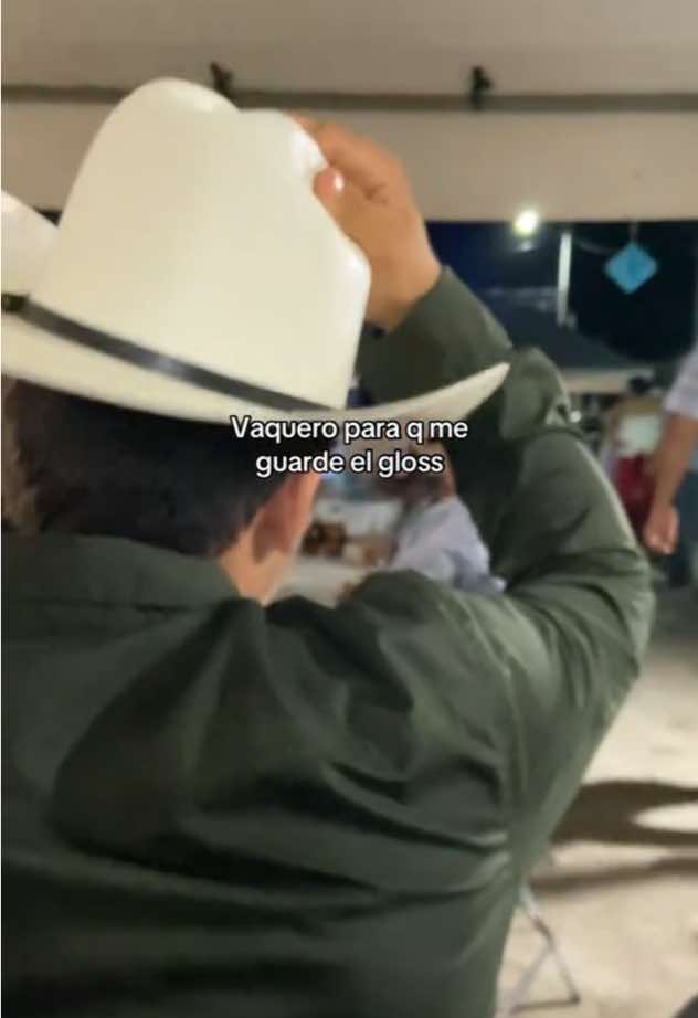 @Luis Ángel cuidas muy bien mi gloss te amo❤️#vaquero #cowboy #rancho #foryou 