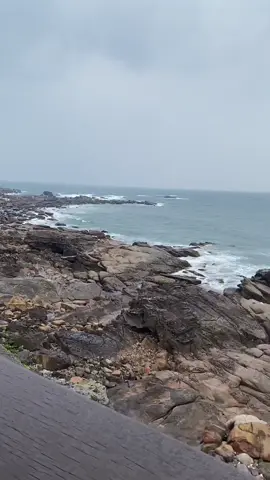 新北 一日遊 海邊搭配著下著毛毛細雨 多了一份風景 野柳女王頭 #新北 #一日遊 #野柳 #海邊 