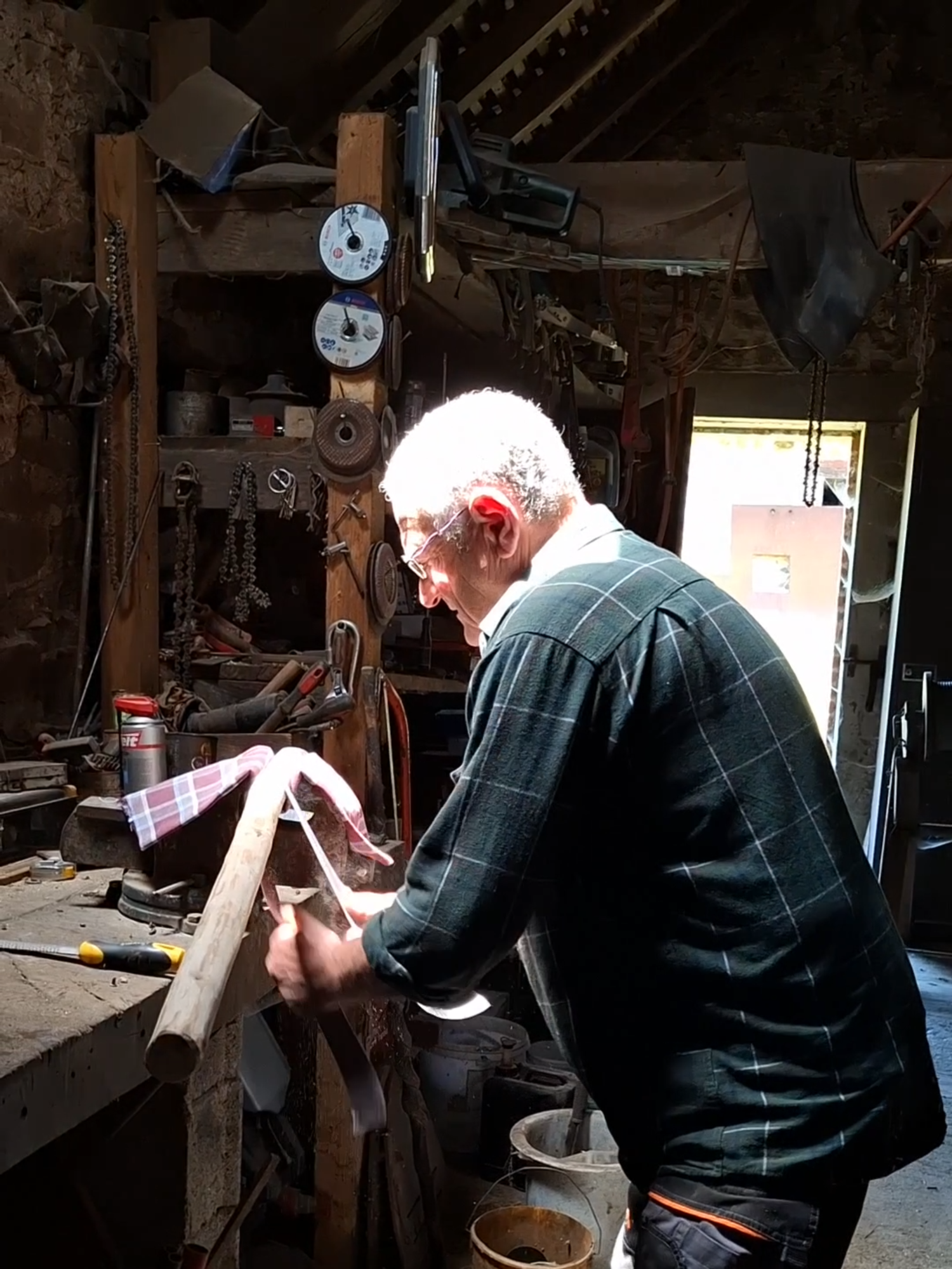 Jean-Louis fabrique un manche à pelle