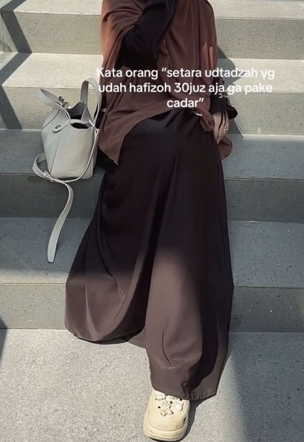 Tau bgt rasanya awal awal pake syari dan bercadar ada aja yg nyinyir gitu. Tapi i dont care, semua kembali ke niat masing2 ☺️  Wearing abaya & frenchsquare by @alfajar_griyamuslim  #masyaallahtabarakkallah #muslimah #hijrah 