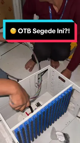 OTB 288 core? Gede bener ya 😅 Tapi tenang, tim kita udah biasa nanganin beginian! Custom + pasang, tinggal duduk manis 😎   #OTBBesar #FiberRapi #JasaPasangFO #TeknisiFO   #FOProject #OTBInstaller #FTTHSolution #Fibertelindo   #PasangFiber #ISPIndonesia #FOIndonesia  #fyp #datacenter #otb