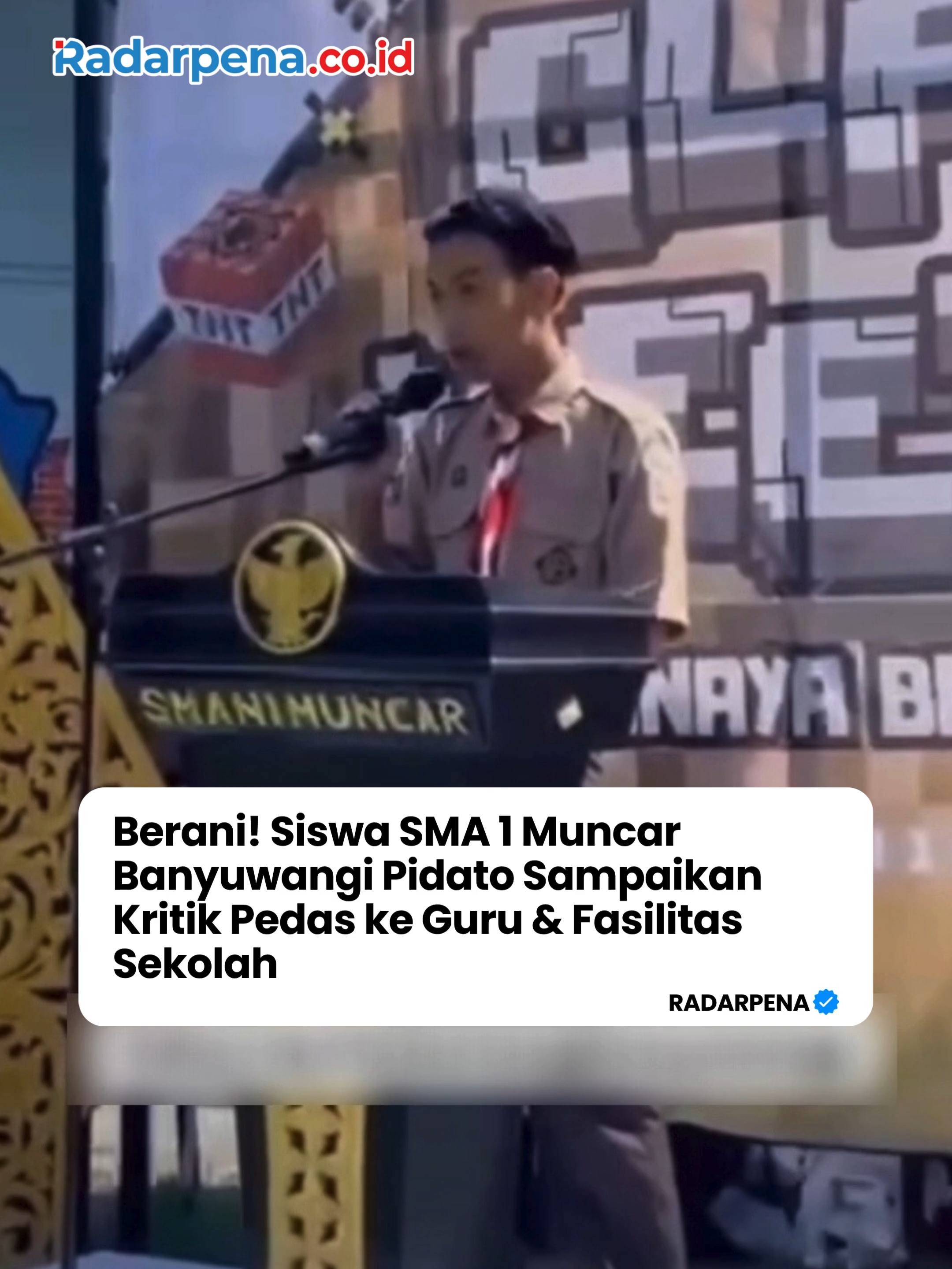 Seorang siswa SMA Negeri 1 Muncar, Banyuwangi, berani menyampaikan kritik terbuka di atas podium. “Deklarasi antirokok cuma formalitas,” ucapnya lantang, sebelum melanjutkan, “Nyata-nyatanya, asap rokok kretek menari di kloset belakang.” Ia juga menyinggung gedung sekolah yang katanya biar adem, “Padahal panasnya dari dalem.” Tak berhenti di situ, ia mempertanyakan program makanan bergizi gratis serta keberadaan guru yang menurutnya lebih sering mengobrol di parkiran. Bahkan ruang BK disebutnya lebih sering dipakai untuk live TikTok. Momen ini menuai dukungan publik yang menganggap keberaniannya patut diapresiasi. --- #Radarpena #Radarpenanews #SiswaBersuara #KritikMembangun #SMA1Muncar #Banyuwangi #Sekolah #Pendidikan #ViralIndonesia #BeraniBersuara #SuaraPelajar #BeritaViral