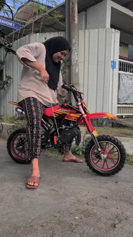 Orang sibuk dengan motor listrik, aku lebih suka motor gini ❣️