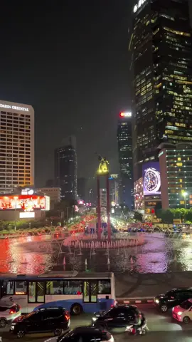 Jakarta vibes di malam hari✨#citylights #jakartahits #jakartavibes #bestview #bundaranhi #dijakarta #jakartamalamhari #citynight #jakartacity #fyp #foryoupage 