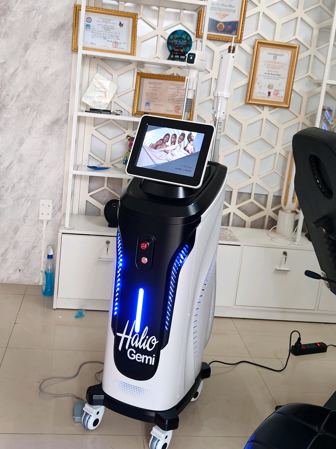 Chuyển Giao Máy Triệt Lông Diode Laser Tận Nơi Tại Phan Thiết & Sửa Lỗi Không Ra Tia Đỏ Ở Nha Trang!#ChuyenGiaoMayDiode #PhanThiet #SuaMayTrietLong #NhaTrang #MayDiodeLaser #KhongRaTiaDo #TrietLongVinhVien #SpaThamMy #CongNgheDiode #DichVuSuaChuaSpa #LapDatMayTrietLong #BinhThuan #KhanhHoa #MayThamMy #trietlong 