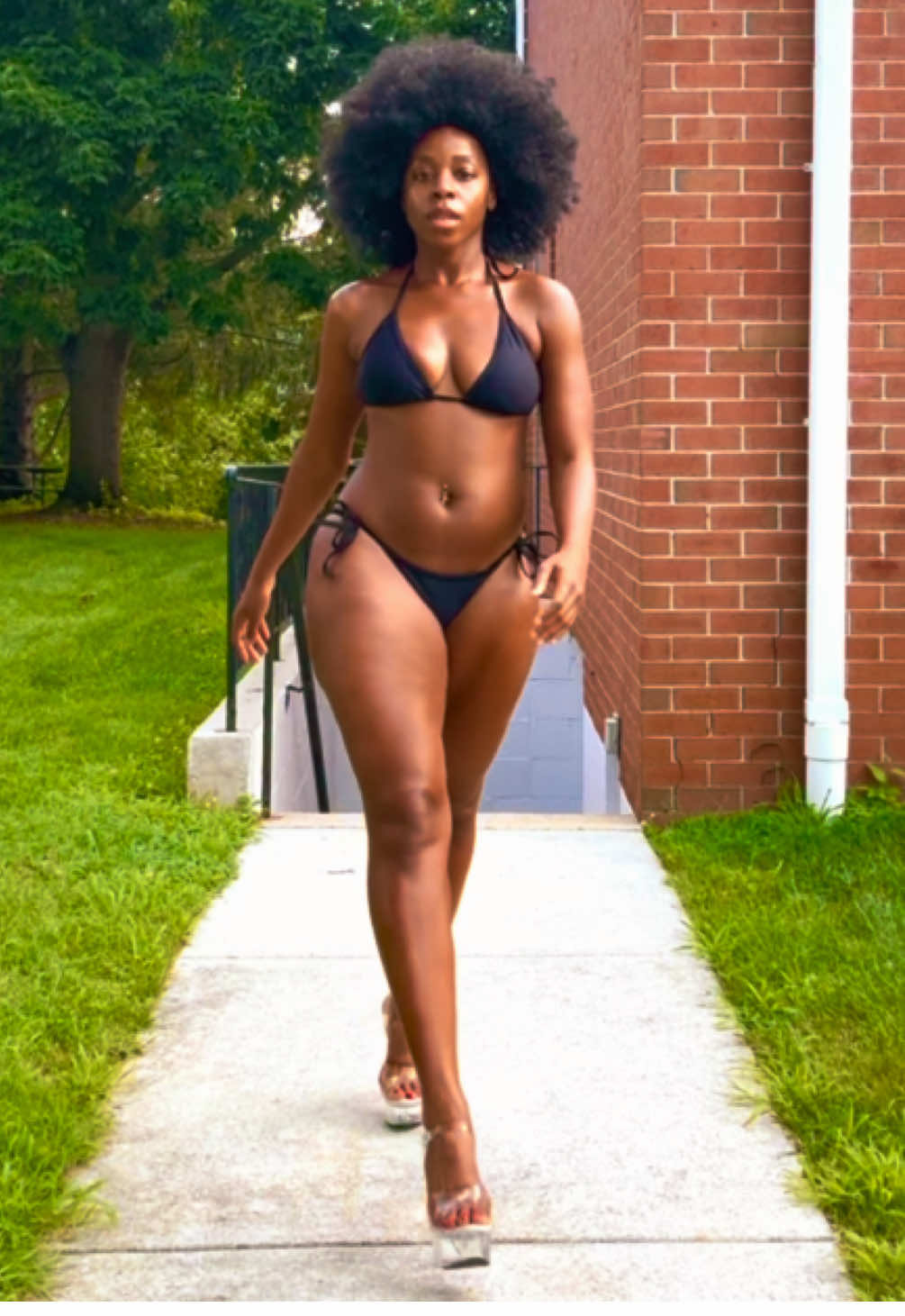 A model’s gotta do what a model’s gotta do. The wind also blew at just the right time and the casting director mentioned it being an unpaid actor during my walk…🥹❤️ I’m choosing to take that as a good sign. Fingers crossed I get it 🤞🏾 . . . . . . #virtualcasting #newyorkfashionweek #miamiswimweek #runway7 #fashionmodel #runwaymodel 