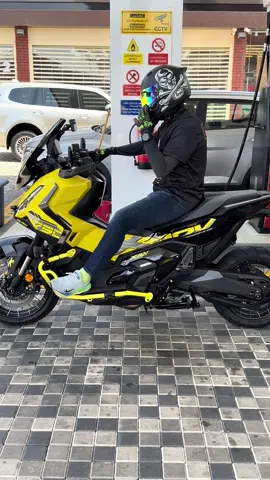 Full Tank⛽️🐝🦈🇯🇵🖤💛 @xadv750.my #xadv#xadv750#xadvv3#akra#akrapovic#arai#araihelmet#flypシ#foryou#foryoupage#jeddah 