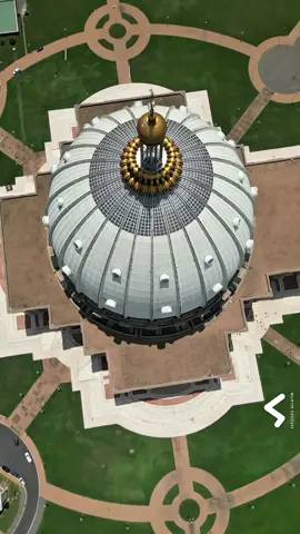 Allatin Jacques MTN: Un joyau blanc au cœur de l’Afrique. Son dôme s’élève, pur et immense, tel un symbole de paix et d’éternité. La Basilique Notre-Dame de la Paix à Yamoussoukro n’est pas seulement un monument… C’est une émotion. Une présence. Blanche comme la lumière, grande comme l’espérance. Chaque détail témoigne de la grandeur architecturale, mais aussi du rêve d’un homme : unir la foi, la paix et la beauté dans une même vision. 📍Yamoussoukro, Côte d’Ivoire 🕊️ As-tu déjà visité ce chef-d’œuvre unique au monde ? 📌 Garde ce post pour ton prochain passage à Yamoussoukro. 📲 Abonne-toi pour découvrir les merveilles de la Côte d’Ivoire autrement. #basiliquenotredamedelapaix #cotedivoire #Yamoussoukro   #CotedIvoireTourisme #chefdoeuvre  #LeGuide225   #ArchitectureSacrée #DômeBlanc #IvoryCoastVibes   #LumièreEtPaix #AfriqueInsolite #ChefDOeuvre