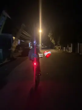 heheh.                         #lampusepeda #sepedakalcer #commuterbike #nightcycling #culture #sepedacommuter #olahraga #taillights #cycling #lampuviral 