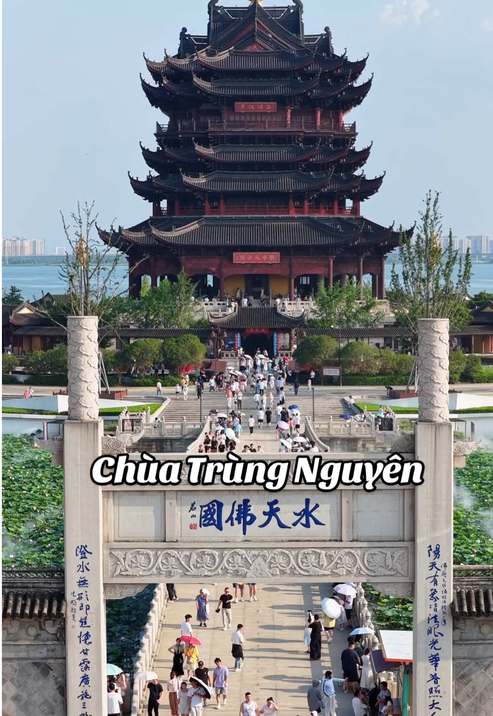 Cứ ngỡ bước vào tiên cảnh giữa đời thực… 📍Chùa Trùng Nguyên – Tô Châu Cuối tuần, người dân đổ về đây ngắm hoa sen nở rộ, cảnh sắc thanh tịnh đẹp như tranh thủy mặc. #ZhongyuanSi #Suzhou #DuLichTrungQuoc #LucasGo 