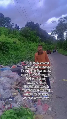 tolongya pemerintahan Lampung Barat, hususya deerah kecamatan sukau Tarok kotak sampah di depan  rumah  dan sediakan kalian pemerintahan mobil pengangkut sampah, jika masih ada masyarakat yang buang sampah sembarangan di denda. tegakkan peraturan yg ketat. setuju ga?...