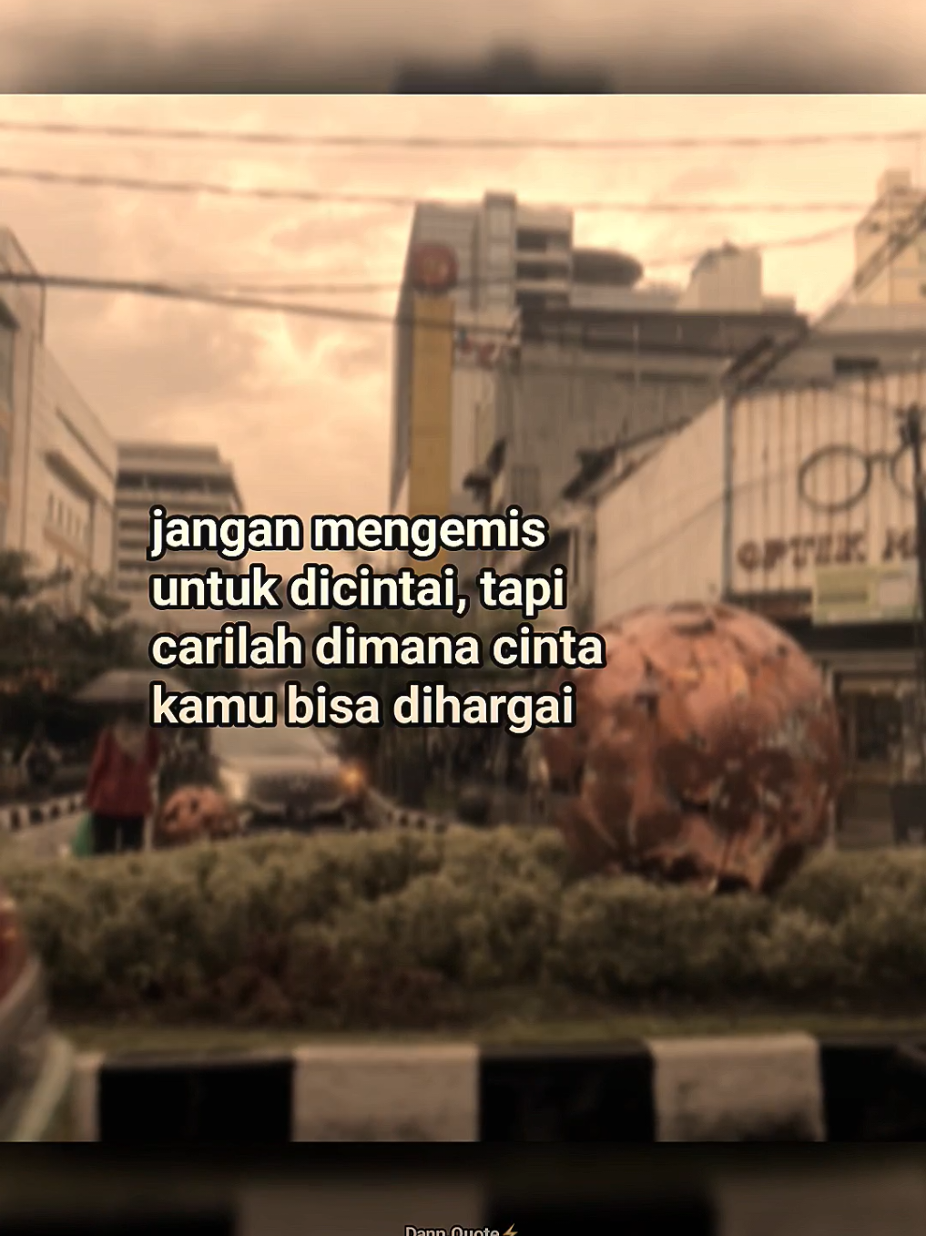 Sate kambing adalah makanan khas Indonesia yang terbuat dari daging kambing yang dibumbui dan dibakar di atas arang. Berikut adalah resep sederhana untuk membuat sate kambing: Bahan: - 500 gram daging kambing, potong menjadi ukuran kecil - 10 tusuk sate - Bumbu: - 5 siung bawang putih, cincang - 2 siung bawang merah, cincang - 1 sdt ketumbar bubuk - 1 sdt garam - 1/2 sdt merica bubuk - 2 sdm kecap manis - 2 sdm minyak goreng Cara membuat: 1. Campurkan daging kambing dengan bumbu-bumbu di atas, aduk rata. 2. Diamkan selama minimal 30 menit agar bumbu meresap. 3. Tusukkan daging kambing ke dalam tusuk sate, sekitar 3-4 potong per tusuk. 4. Bakar sate di atas arang atau panggangan hingga matang. 5. Sajikan sate kambing dengan kecap manis, sambal, dan nasi atau lontong. Tips: - Pastikan daging kambing segar dan berkualitas baik. - Jangan terlalu banyak menggunakan kecap manis saat membumbui, karena kecap manis dapat membuat sate menjadi terlalu manis. - Bakar sate dengan api sedang agar daging matang merata. Selamat mencoba! 😊 Anda juga dapat menambahkan bumbu lain seperti jahe, lengkuas, atau daun jeruk untuk memberikan rasa yang lebih kompleks. #dann_story09 #storywa #katakata #storytime #fyp #masukberanda #zyxcba  #margaquote⚡  #creatorsearchinsights 