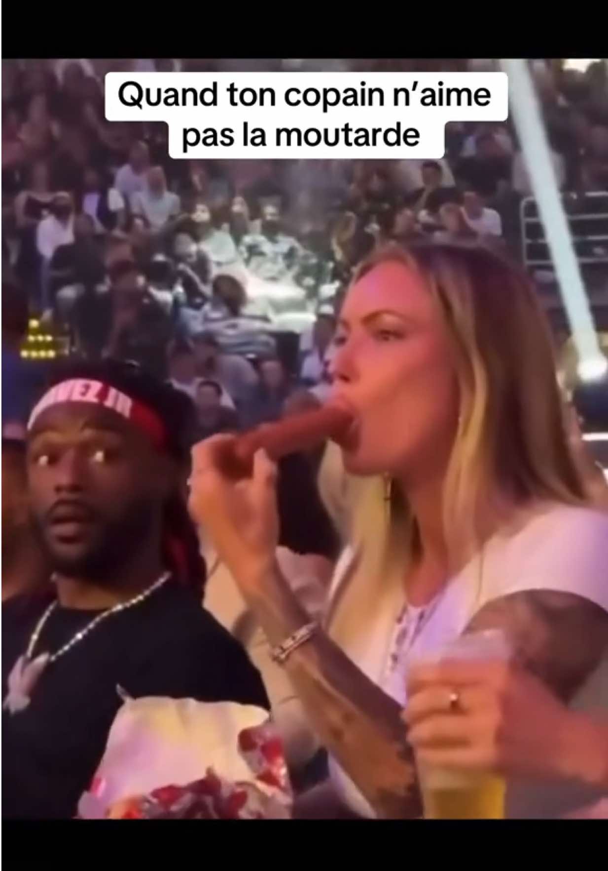 Le voisin veut un hot-dog aussi 👀🤣 #humour #videodrole #mourirderire #tiktokdujour #pourtoi #virale #videoviral #pourtoii #comedie #humourdujour #videomarrante #drole #rire #tiktokhumour #memecut #marrant #blague #funnymemes #couple #couplescomedy 