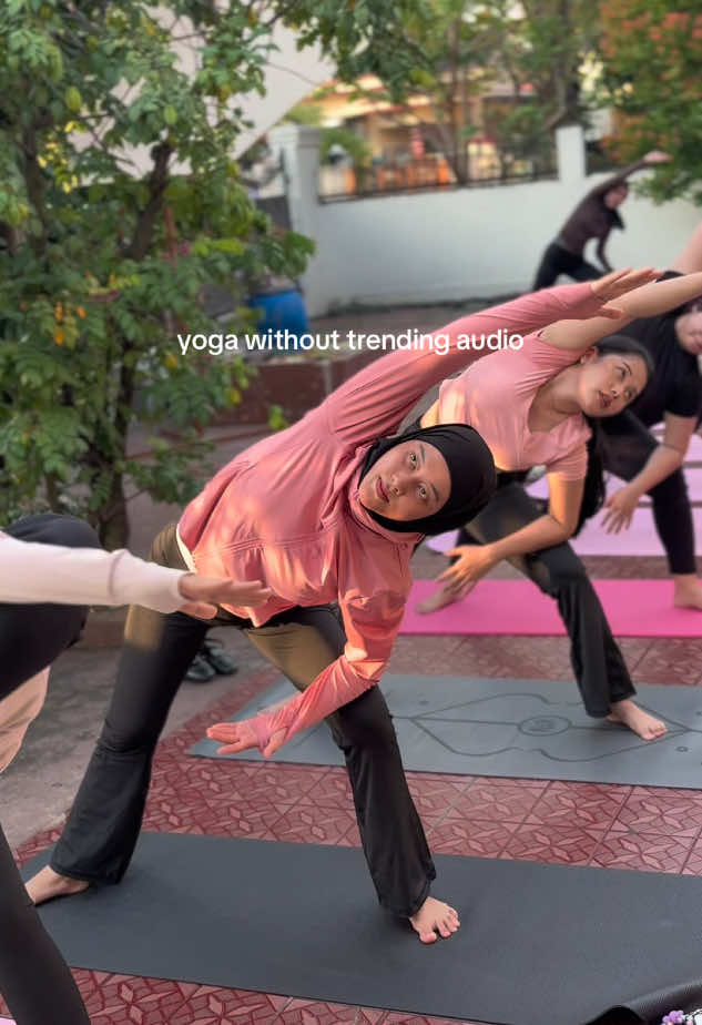 yoga without trending audio? ga papaa yang penting tetap trending di hati yogis yogabarengyuk💗💋 #yogapalembang #palembang #palembanginfo #yogaclasspalembang #vinyasayogapalembang 