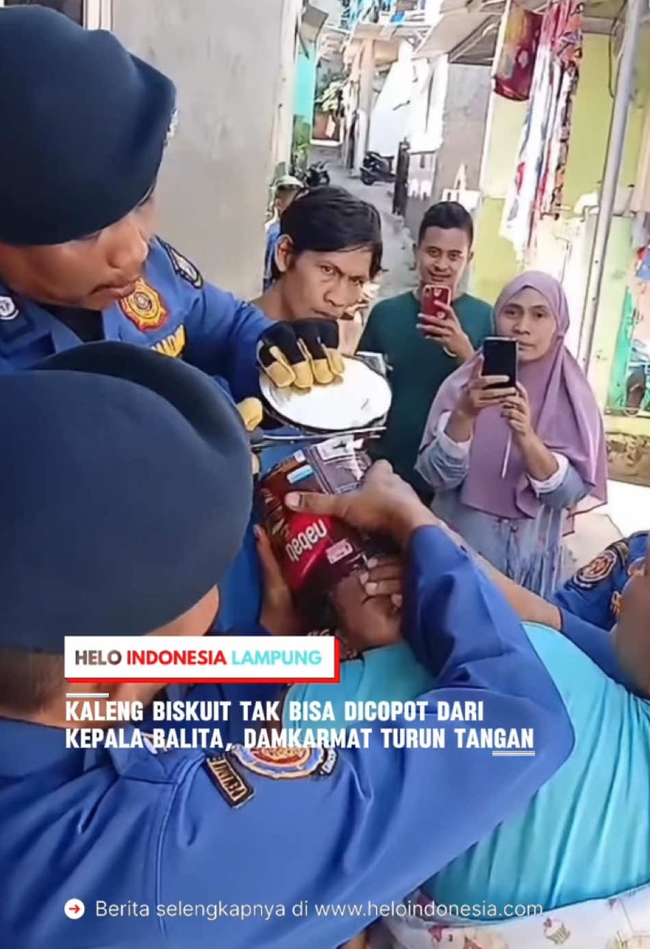 LAMPUNG, HELOINDONESIA.COM-Damkarmat Kota Bandarlampung evakuasi anak umur 2,5 tahun, yang kepalanya masuk kaleng biskuit sekitar pukul 13.26 WIB.di Jalan Ikan kapasan Gang.Sanjung II RT.35 LK.II kelurahan Bumi Waras, kecamatan Bumi Waras.Minggu (20/7/2025). Nopri orang tua korban kaget melihat kepalan anaknya Nazwa (2,5) kemasukan kaleng biskuit wafer  Nabati warna coklat, karena tidak bisa dibuka secara paksa,akhirnya menelepon pihak Damkarmat Kota Bandarlampung. Tim Rescue Damkar dari Mako Tandean yang  dipimpin Dedi Chandra,Nurhendrat Setyawan, dan Proya Gala Dinda Putra,Sandi Naiyoan, Alzi Bimantara,langsung meluncur ke lokasi dimana anak balita yang kemasukan kaleng biskuit. Evakuasi berjalan lancar sekitar pukul 14 .20 WIB.dengan peralatan mini gerinda dan di oleskan minyak goreng,kaleng biskuit akhit bisa dlepas. (Hajim). ______________________________ Berita Selengkapnya di Website, Link di Bio @heloindonesialampung #lampung #lampungnews #berita #beritaterkini #beritaterbaru #indonesia #viral #viralindonesia #fakta #faktaindonesia #bandarlampung #heloindonesia #lampungviral #virallampung #faktalampung #bandarlampungnews #beritaviral #lampungterkini #terupdate #beritaterupdate #bandarlampung #beritalampung #fyp #foryourpage