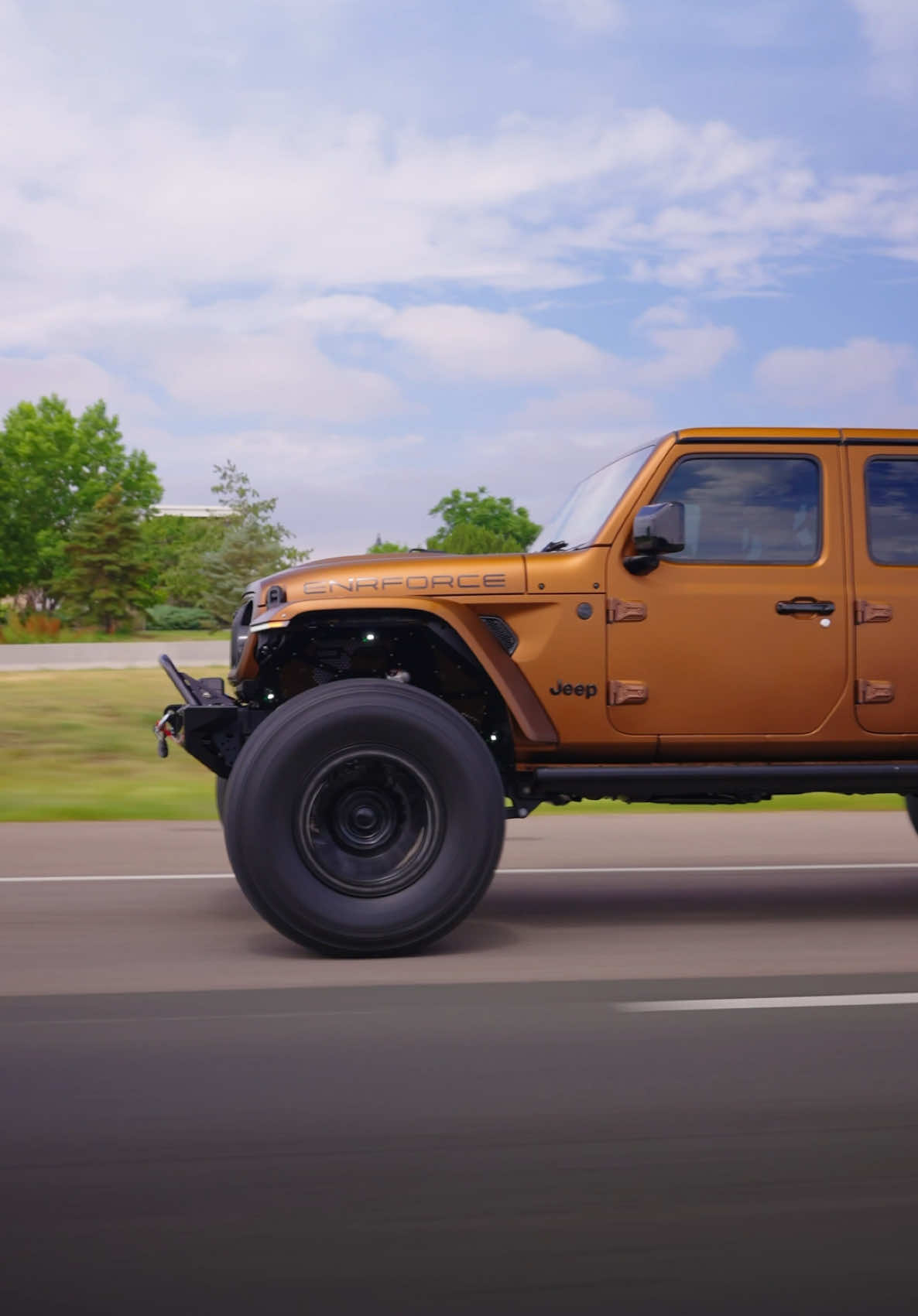 The mini van was a paid actor 🎭🚐💀 3 DAYS LEFT  #enrforce #enrforceapparel🇺🇸 #jeepgladiator #rubicon #gladiator #fuelwheels #liftedjeep #liftedtrucks