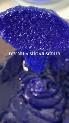 Detta är hur du gör din egna Nila socker scrubb hemma! 💙🦋🌀 Det du behöver är: - 2tsk av Valerias nila pulver - 1dl socker - 2 msk valfri olja - några droppar eterisk olja - valfri mängd dusch gel #moroccan #blacksoap #nilapowder #DIY #sockerscrubb #socker #fyp 