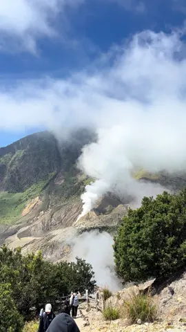Masyallah Dikasih cerah, papandayan se indah itu🥹❤️❤️❤️  20 Juli 2025, ada yang samaa kesini ???? #papandayan #papandayanmountain #papandayangarut #gunung #gunungpapandayan #gunungpapandayangarut #gunungpapandayan2320mdpl #garut #garudaindonesia #trending #fyp #fypage #foryou #foryoupage #pendaki #pendakigunung #explore #exploreindonesia 