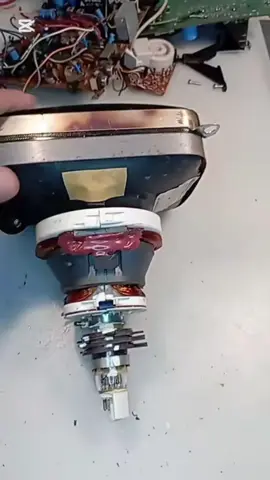 Che c’è dentro la TV vecchia?##ricco##radiocs6##recycling##france🇫🇷##italy🇮🇹