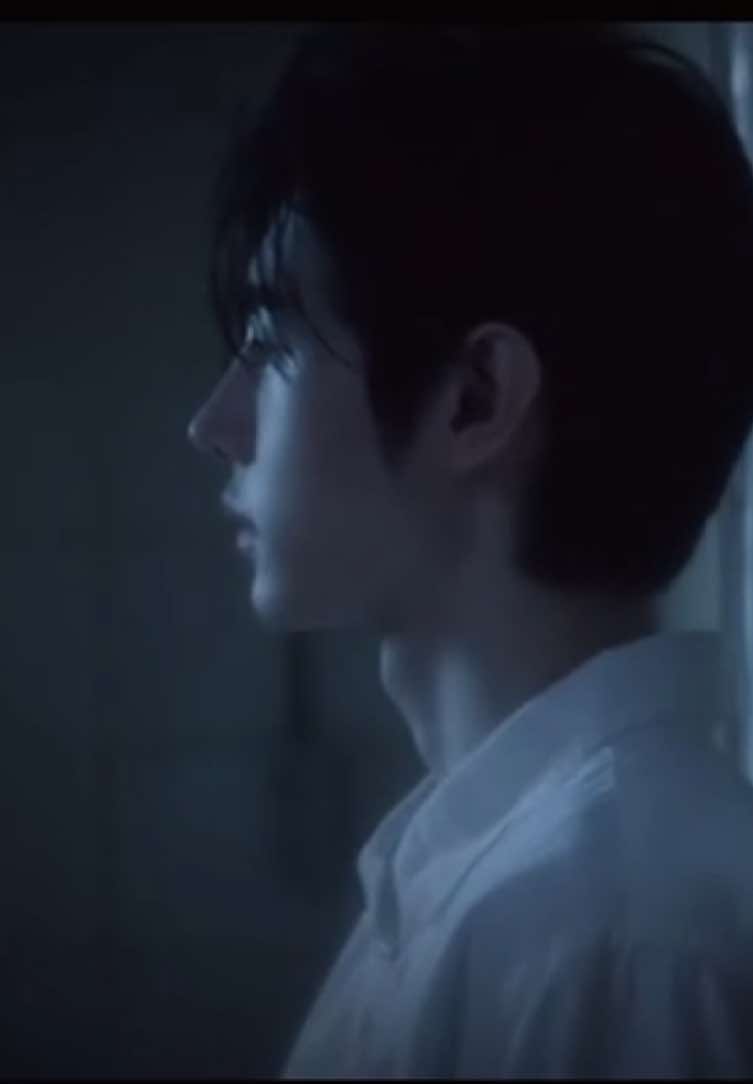 POV | Sudah tiga tahun kamu menjadi istri Sunghoon. Tiga tahun sejak kamu memanggil namanya dengan sebutan baru: “suamiku.” Dan tiga tahun sejak kamu membayangkan suara tawa anak-anak akan mengisi rumah kecil kalian yang teduh. Tapi ternyata hidup memilih jalan lain. Harapan itu sirna, digantikan oleh kenyataan pahit: kanker usus stadium tiga. Kamu mengetahuinya tepat satu tahun setelah menikah. Sejak saat itu, waktu seperti berubah arah—tak lagi maju ke depan, melainkan berjalan perlahan, pelan, dan menyakitkan. Hari ini, tubuhmu hanya bayangan dari dirimu yang dulu. Terlalu kurus. Tulang pipimu menonjol, kulitmu pucat, dan kepala itu… sudah tak memiliki rambut sejak kemoterapi keempat. Tapi Sunghoon masih memandangmu dengan cara yang sama. Seolah tak ada yang berubah. Ia selalu pulang lebih awal, meski ia seorang dokter yang sibuk. Selalu memijat kakimu saat kamu tak bisa tidur, memelukmu erat ketika kamu menangis, dan menghapus muntahmu dengan tangannya sendiri saat kamu terlalu lemah untuk ke kamar mandi. Dan malam ini, kamu duduk bersandar di kursi goyang dekat jendela rumah. Udara hangat, tapi tubuhmu tetap menggigil. Sunghoon datang dengan selimut tipis dan menyampirkannya di pundakmu. Tangannya menyentuh pipimu dengan lembut, seperti menyentuh sesuatu yang rapuh. “Kamu dingin?” tanyanya. Kamu hanya mengangguk pelan. Ia duduk di karpet di bawahmu, kepalanya bersandar di lututmu. Tangannya menggenggam jemarimu yang pucat. Hening lama. “Aku… kadang takut, Hoon,” suaramu lirih, gemetar. “Aku takut kamu suatu hari bangun dan… aku nggak ada lagi.” Sunghoon mengangkat wajahnya. Matanya merah, tapi tak ada air mata yang jatuh. “Kalau pun hari itu datang,” katanya lembut, “aku nggak akan bangun. Jiwaku tetap tidur di tempat kamu pergi.” Tangismu pecah. Kamu membungkuk, meraih wajahnya, mencium keningnya dengan sisa tenaga yang kamu punya. Ia memelukmu seperti ingin menyelipkan seluruh jiwamu ke dalam tubuhnya. “Aku pengen punya anak dari kamu…” lirihmu. “Pengen anak cewek. Yang matanya kayak kamu. Dan senyumnya kayak aku.” Sunghoon tak menjawab. Ia hanya mengangguk pelan, berusaha menahan napas agar dadanya tak gemetar karena isak. Keesokan harinya, kamu dilarikan ke rumah sakit. Perutmu nyeri hebat, dan kondisi tubuhmu turun drastis. Di IGD, Sunghoon ikut berlari di samping ranjang dorongmu. Bukan sebagai dokter, tapi sebagai suami. Saat kamu setengah sadar di ruang rawat, kamu melihatnya berdiri di samping tempat tidur, masih dengan jas dokternya. Matanya sembab, tapi sorotnya tetap kuat. Ia menggenggam tanganmu erat. “Besok kamu harus dioperasi, sayang…” katanya perlahan. “Ada penyumbatan parah. Ini bisa jadi kesempatan terakhir.” Kamu mengangguk, meski tubuhmu lemah. Air mata mengalir lagi, tak bisa ditahan. “Kamu ikut masuk, kan?” tanyamu. Sunghoon mengangguk, menggenggam tanganmu lebih erat. “Aku akan ada di sana. Aku akan jadi salah satu dokter di tim operasi. Aku akan pastikan kamu bangun dan pulang bersamaku.” “Kamu janji?” tanyamu. Ia menatap matamu dalam-dalam, lalu mencium keningmu dengan tenang. “Aku janji.” Hari operasi tiba. Ruang itu dingin, sunyi, penuh alat dan lampu besar. Kamu sudah tak sadar. Tubuhmu terbaring diam di bawah lampu putih menyilaukan. Sunghoon berdiri di samping meja operasi, memakai masker dan sarung tangan steril. Tapi wajahnya tak bisa menyembunyikan kecemasan. “Aku suaminya,” katanya lirih ke rekan-rekannya. “Tolong bantu aku… kita harus berhasil.” Operasi dimulai. Waktu berjalan, satu jam, dua jam, tiga jam. Sunghoon tetap fokus. Tak sekalipun ia bicara yang tidak penting. Tapi sesekali, air mata jatuh di balik maskernya. Kondisimu sempat stabil. Lalu menurun. Stabil lagi. Dan kemudian… menurun drastis. (lanjutan di komentar)  #pov #sunghoon #SUNGHOON #enhypen #fyp #foryou #fyppppppppppppppppppppppp #POV #angst 