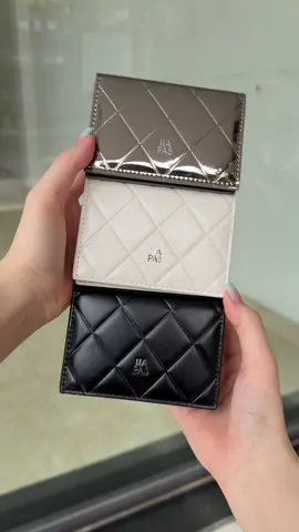 Một phụ kiện nhỏ nhưng là món không thể thiếu trong túi của mọi cô gái 👛 #xh #ví #víhapas #vícard #víxinh 