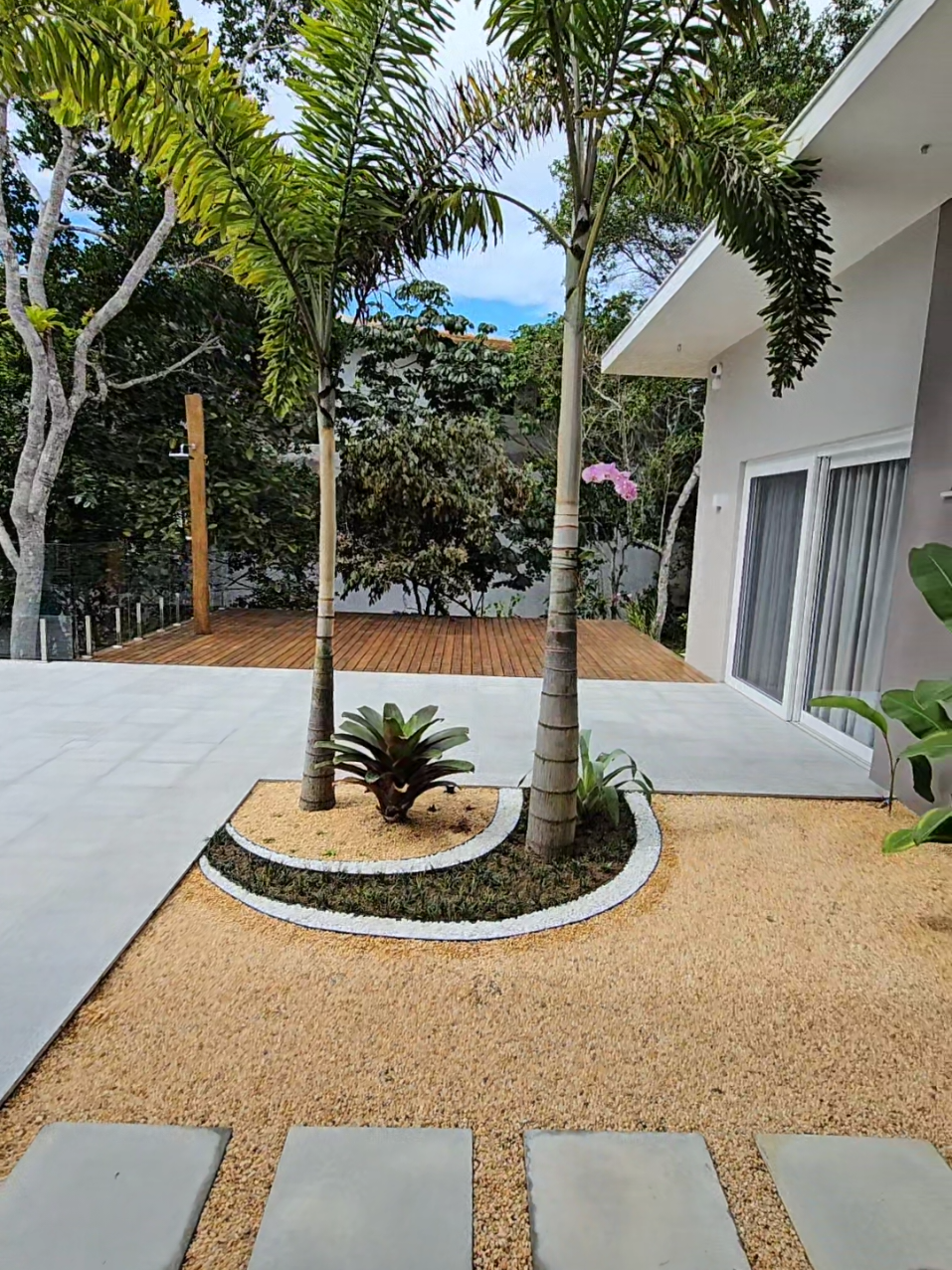 Para fazer nosso próprio jardim, utilizamos: limitador de grama, seixo decorativo branco e perolado, passadas de concreto, palmeiras rabo de raposa, bromélia imperial, bromélia prateada alcântara odorata, grama preta anã, bananeiras nativas, orquídea phalaenopsis. #natureza #plantas  #jardim #orquideas #bromelias 