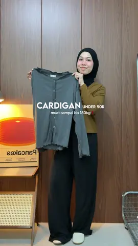 Definisi cardigan murah tapi gak murahan yaaaaa! Murah Karna ini first hand produksi sendiri photo nya jg real picttt. Bisa diliat sendiri kualitas bahannya enak bgt nyaman ga panas dan ga bikin gatel, lumayan tebal jg. Size nya LENGKAAAAP sampe muat bb 150kg. Kata guamah cekout drpada kepikiran #cardigan #outer #cardi #cardiganmurah #cardiganjumbo 