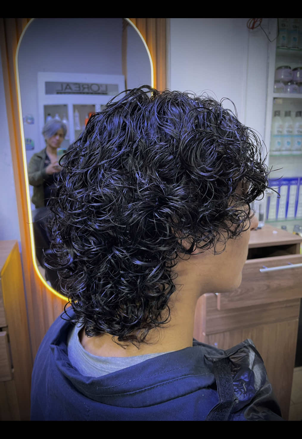 Cambio con estilo! 💇‍♂️🔥 Descubre cómo una simple ondulación puede transformar por completo el look en cabello largo masculino. Textura, movimiento y mucha actitud. Porque el detalle marca la diferencia. #cabelloondulado#fypシ゚ #cabellolargo #EstiloMasculino #cambiodelook #ondulacionpermanente #marianomelgar 