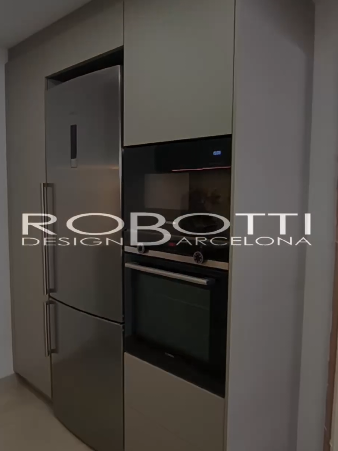 Muchos de los clientes cumplen el objetivo de remplazar la cocina en verano 🏖️👙🐚 apostando por las últimas tendencias en mobiliario y electrodomésticos. Si estás pensando en dar un cambio de 180º en el ❤️ de tu hogar. No esperes más y anímate a resolver todas tus dudas en una sola llamada 📞 aquí te espero 🤓Bienvenido a la página oficial de 👉#robottidesignbarcelona #leicht #luxurykitchen #lovejob #delaAalaZ #llamame #aquiteespero 