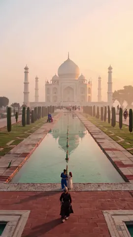✨ Der Taj Mahal, wie du ihn noch nie gesehen hast – im goldenen Licht des Sonnenaufgangs, in Ultra HD. Diese Aufnahme fängt nicht nur das Bauwerk ein, sondern auch die Emotion, die Geschichte und die Magie dieses einzigartigen Ortes. 📍 Gefilmt in Agra, Indien 🎥 Kamera: 4K Drone + Gimbal ##miniaturwelt #reelsdeutschland #tajmahal #ultrahd #FürDich