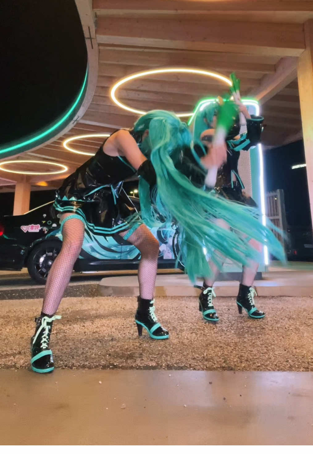 Miku da yoo @rayli_cos #cosplay #hatsunemiku #miku #hatsunemikucosplay #mikucar #mikucosplay 