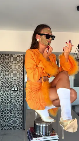 Unbothered queen 👑🧡 @nickiminaj