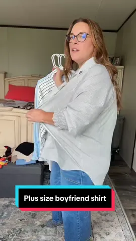 The plus size version of these popular boyfriend shirts are perfect! #midsizefashion #midsizestyle 