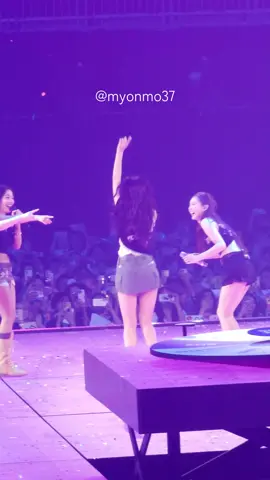 250719 TWICE SONG 🐶💙 #TWICE #트와이스 #TZUYU #THISISFOR #TWICE_THISISFOR_WORLD_TOUR