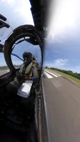 ✈️🇨🇴 Hoy, el Escuadrón Kfir de la Fuerza Aérea Colombiana tiene el honor de sobrevolar los cielos de Santa Marta, conmemorando los 500 años de su fundación y celebrando con orgullo el Día de la Independencia de Colombia. Desde lo más alto, rendimos homenaje a la primera ciudad de nuestro país y a todos aquellos que han forjado la historia de esta tierra. Nuestra presencia en el cielo samario es símbolo de soberanía, fuerza y compromiso con la patria. ¡Feliz cumpleaños, Santa Marta! ¡Viva Colombia libre, fuerte y unida! 🇨🇴 #500AñosSantaMarta #20DeJulio #FuerzaAéreaColombiana #EscuadrónKfir #OrgulloColombiano