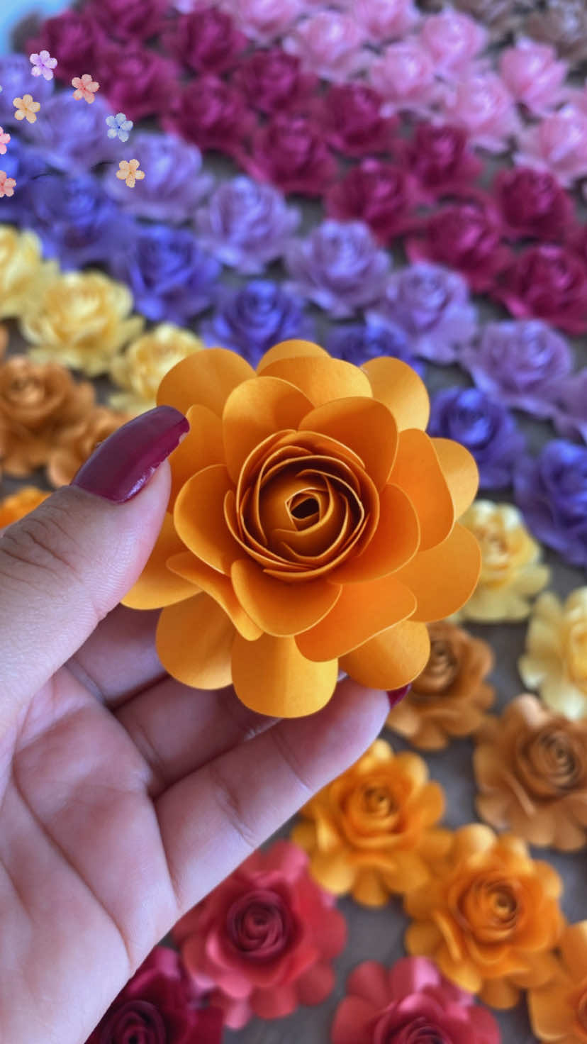 PASSO A PASSO ✅  . Super fácil com o molde Hélice , aqui elas sai muito em atacado , Se vc gostou e vai reproduzir deixa aqui embaixo seu comentário 🥰😉 . . #flores #flowers #papelaria #passoapasso #dicas #dicaspapelaria #florals