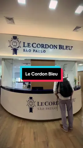 Uma imersão na história da alta gastronomia — bem no coração de São Paulo. Visitar a Le Cordon Bleu é como entrar num templo onde cada detalhe exala tradição, excelência e paixão pela cozinha. É mais do que uma escola: é um símbolo vivo da história gastronômica mundial. O nome nasceu no século XVI, quando o Rei Henrique III da França criou a prestigiada “L’Ordre du Saint-Esprit”, cujos membros usavam um cordão azul como insígnia — e, com eles, banquetes espetaculares que logo tornaram a expressão “Le Cordon Bleu” sinônimo de excelência culinária. Mas foi só em 1895, em Paris, que a jornalista Marthe Distel fundou oficialmente o instituto, promovendo sua revista “La Cuisinière Cordon Bleu” com uma demonstração ao vivo de culinária num fogão elétrico. Mal sabia ela que ali nascia a maior escola de gastronomia do mundo. Desde então, a Le Cordon Bleu formou grandes nomes da culinária — como a lendária Julia Child, e foi responsável por marcos como o almoço de coroação da Rainha Elizabeth II, em 1953, com a icônica receita do Coronation Chicken criada especialmente para o evento. Hoje, a escola está presente em mais de 20 países, com mais de 20 mil alunos formados, e mantém viva sua missão: ensinar desde os fundamentos da cozinha até técnicas avançadas da gastronomia internacional, com profundidade, precisão e paixão. E é aí que entra a unidade de São Paulo, na Vila Madalena — um verdadeiro paraíso para amantes da gastronomia como eu. Ambientes modernos, salas de aula incríveis, laboratórios com equipamentos de ponta, chefs com bagagem internacional, biblioteca, estúdio de gravações, café… é impossível não se emocionar ao caminhar por esse espaço que respira sonho e realização. Se você também se encanta com a cozinha como forma de arte, venha comigo nessa visita e sinta o que é estar na maior escola de gastronomia do planeta. 📍 Le Cordon Bleu São Paulo — Rua Natingui, 862, Vila Madalena 🎥 Vem ver essa jornada completa no Reels e segue @guaragastronomia pra descobrir sabores, histórias e experiências que transformam. #lecordonbleu #cozinha #gastronomia #saopaulo 