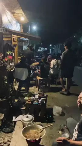 sedikit hiburan kecil✨ untuk mengingatkan bahwa semua hal yang di lakukan tidak perlu berlebihan.( ngoyo woro ) jalan i sesuai kemampuan/porsi masing