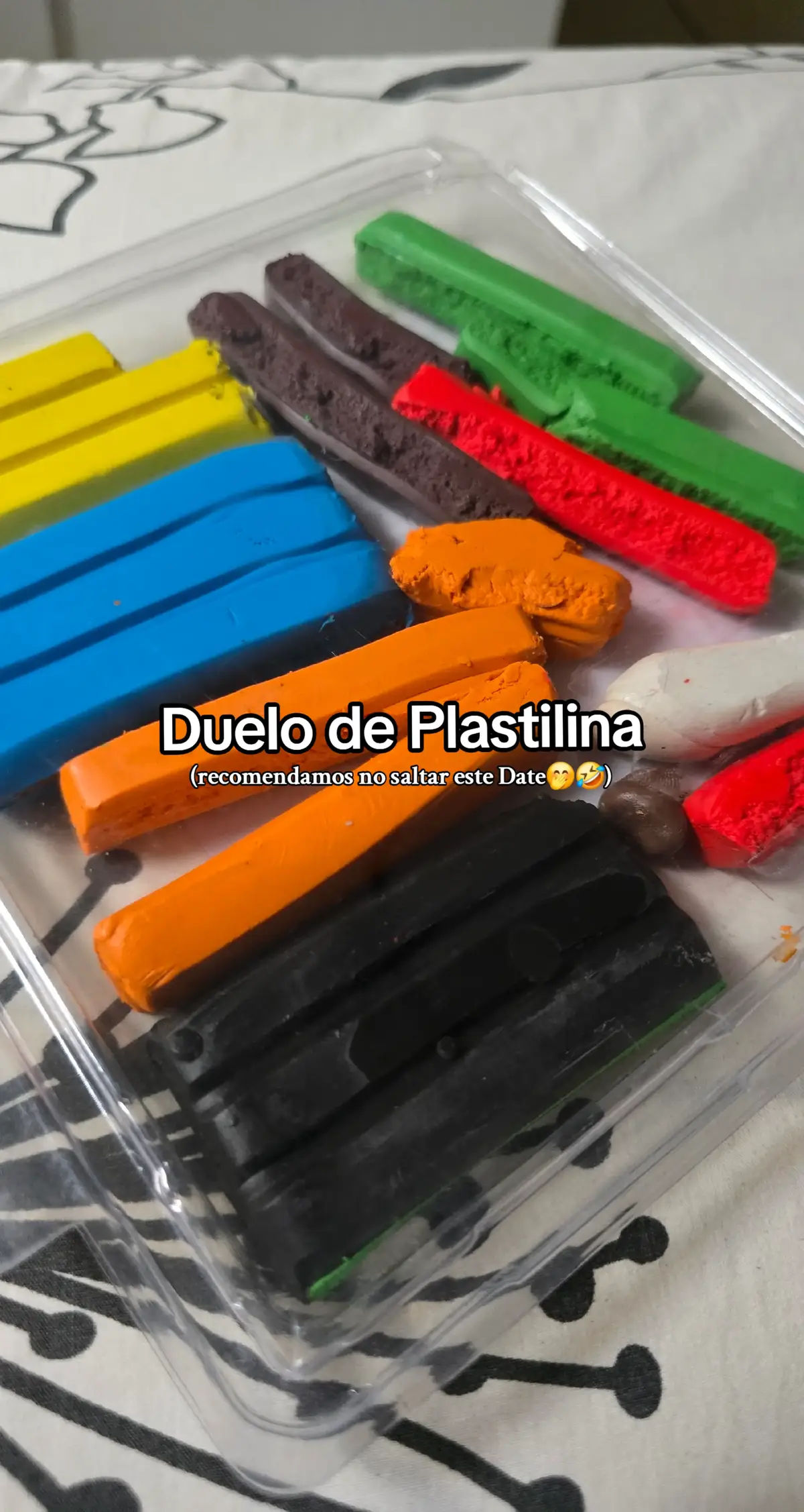 Esto si nos dió gusto hacerlo jajajaja quedaron media chuecas las obras de arte pero se hizo lo que se pudo😝 #date #duelodeplastilina #plastilina 