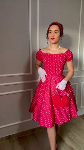 Estreando meu vestido favorito e aproveitando para falar que teve reposição desse modelo na @Cute For You  . Vestido: Cute for You . #vestido #vestidos #dress #dresses #vintagefashion #vintagestyle #lookvintage #retro #retrô #cintura #cinturafina #vestidovermelho 
