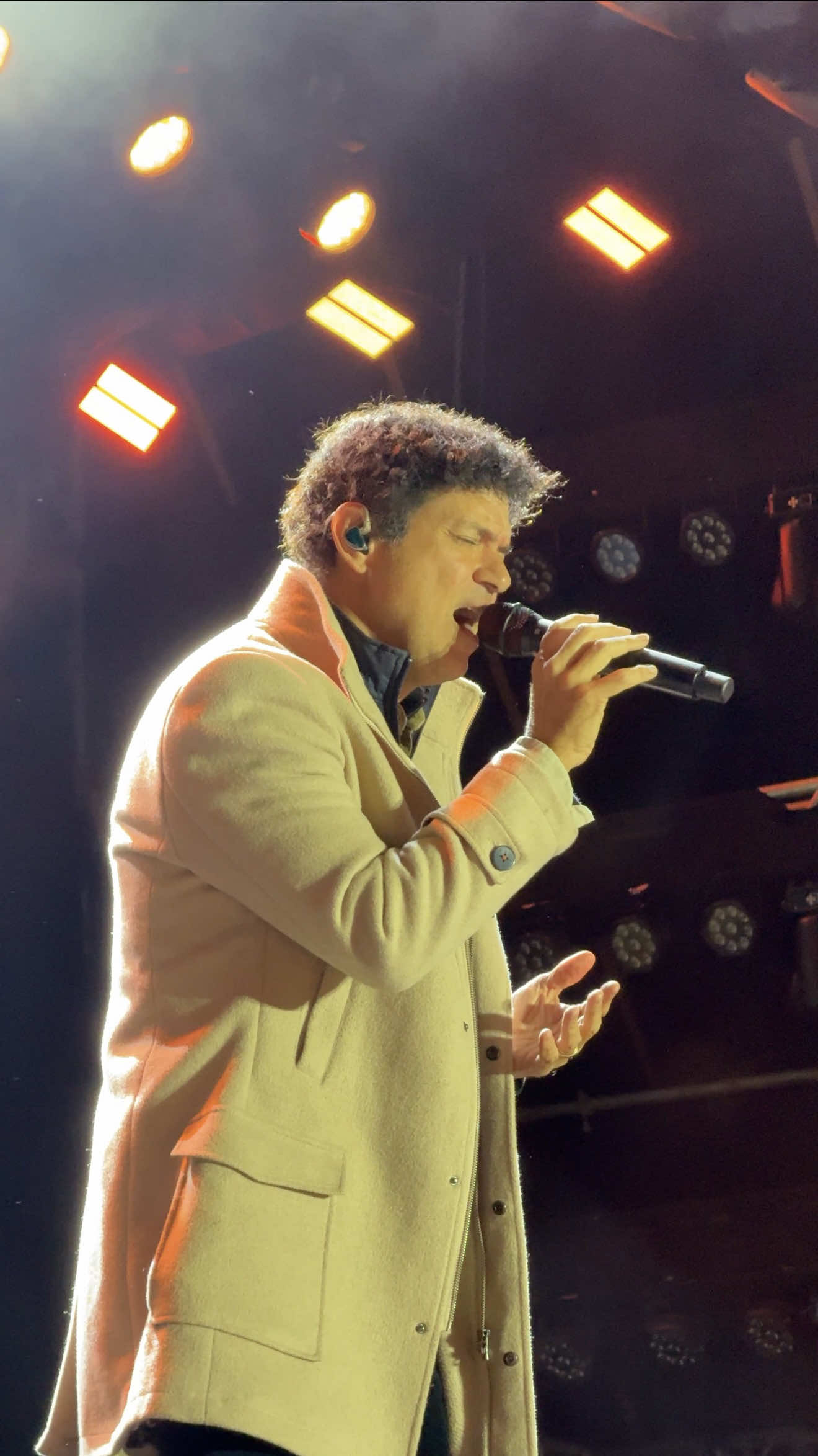 🎥 Um pouco da gravação realizada durante o show de @Jorge Vercillo no 33º Festival de Inverno de Garanhuns! Uma apresentação cheia de poesia, harmonia e aquela energia leve que só ele sabe entregar. 🧣@festivaldeinvernogaranhuns #JorgeVercillo #FIG2025 #33FIG #FestivalDeInvernoDeGaranhuns #PraçaMestreDominguinhos #Garanhuns #FIG    