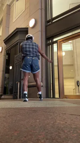 Confession: This is my last day in the city for a while and there was a lot to move around. Excited to build this movement vocab 🐢😮‍💨🤲🏾 #workinprogress #dance #choreography 