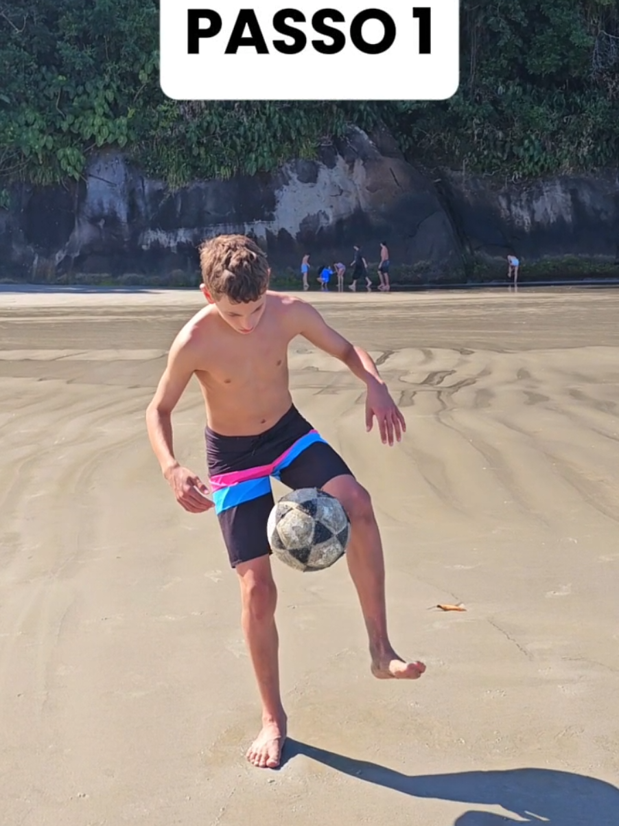 SERÁ QUE VOCÊ APRENDE ? 🤔✅️ TUTORIAL FREESTYLE ⚡️🧙‍♂️ . . . #tutorial #fyp #skills #explore #viral #freestylefootball #futebolfreestyle #futebol 