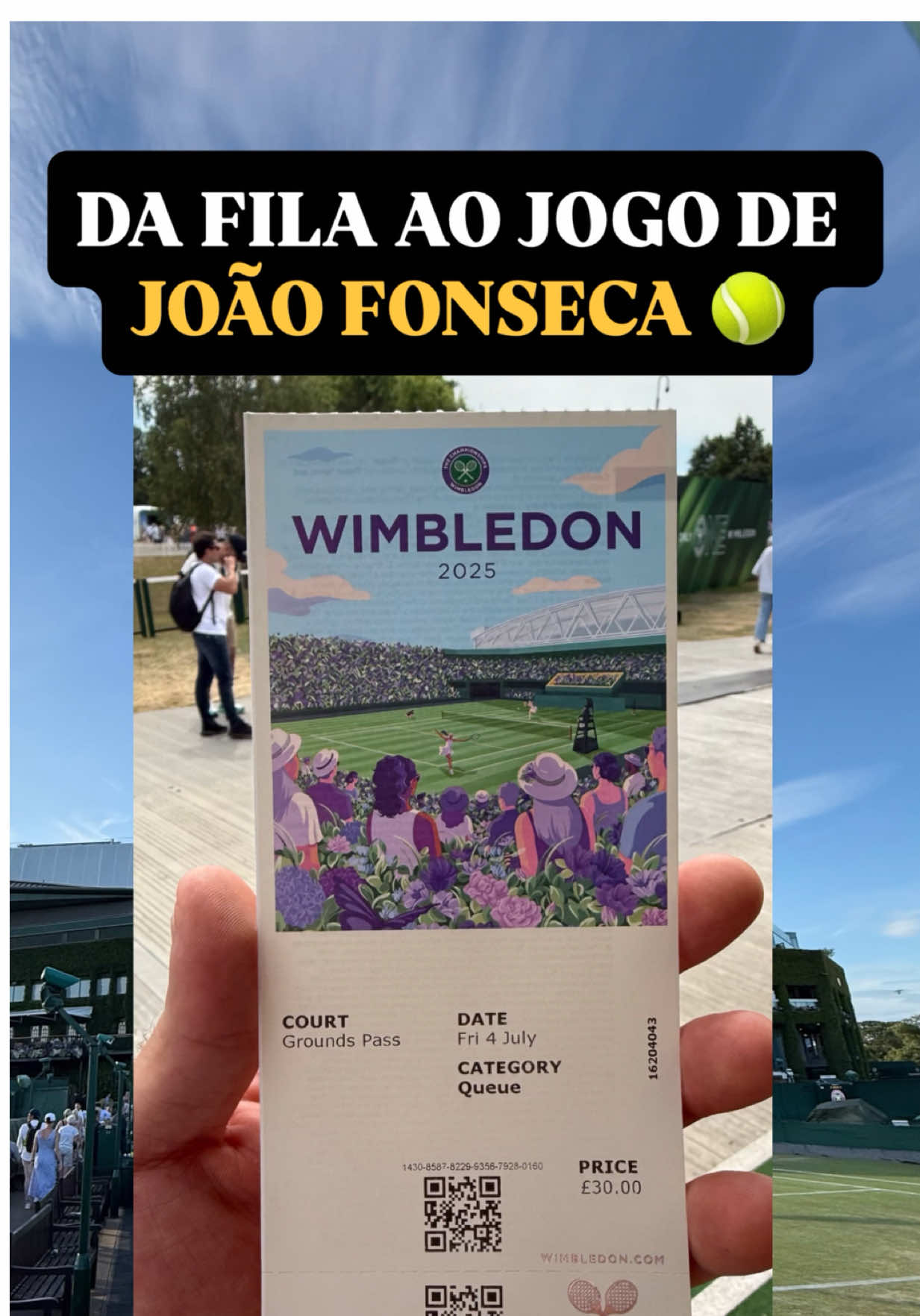 Da fila de 8500 pessoas até o jogo de João Fonseca na quadra 2 em @wimbledon  Vejam como a nossa experiência foi completa, desde a fila! 💚💜Wimbledon valoriza o fã do tênis e dá essa oportunidade de quem gosta do esporte ir a fila e pagar um preço justo no ingresso. Na teoria não podíamos assistir ao jogo de João, apenas quem pagou caro pelo ingresso ou quem chegou até o número 1500 na fila, só 1500 ali 8500 não pode acessar as quadras principais! 🇧🇷Mas na prática, a gente é brasileiro e não desiste nunca Kkkkk #joaofonseca #Wimbledon #tennis #tenis #london