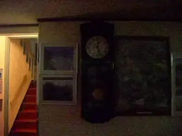 “Ben seni sevdiğimde, kendi adımı unuttum önce; sonra konuşmayı unuttum, sonra uyumayı. Sana söylenmemiş bir sözün ucunda, susmanın bin yüzünü öğrendim. Bir gün olur da göz göze geliriz diye, bütün aynalara sırtımı döndüm. Sana değemeyeceğimi bile bile içimde bir masa kurdum; sandalyesi eksik, çatalı eksik, ama hep senin oturmanı bekledim. Gözlerinin kenarında bir hüzün vardı, sanki bana aitmiş gibi. Ama sen, hiçbir zaman bana doğru dönmedin; ben de seni hiç sevmediğim gibi sevdim.” #bwkpp #keşfet #fyp #alıntı #fypシ゚ 