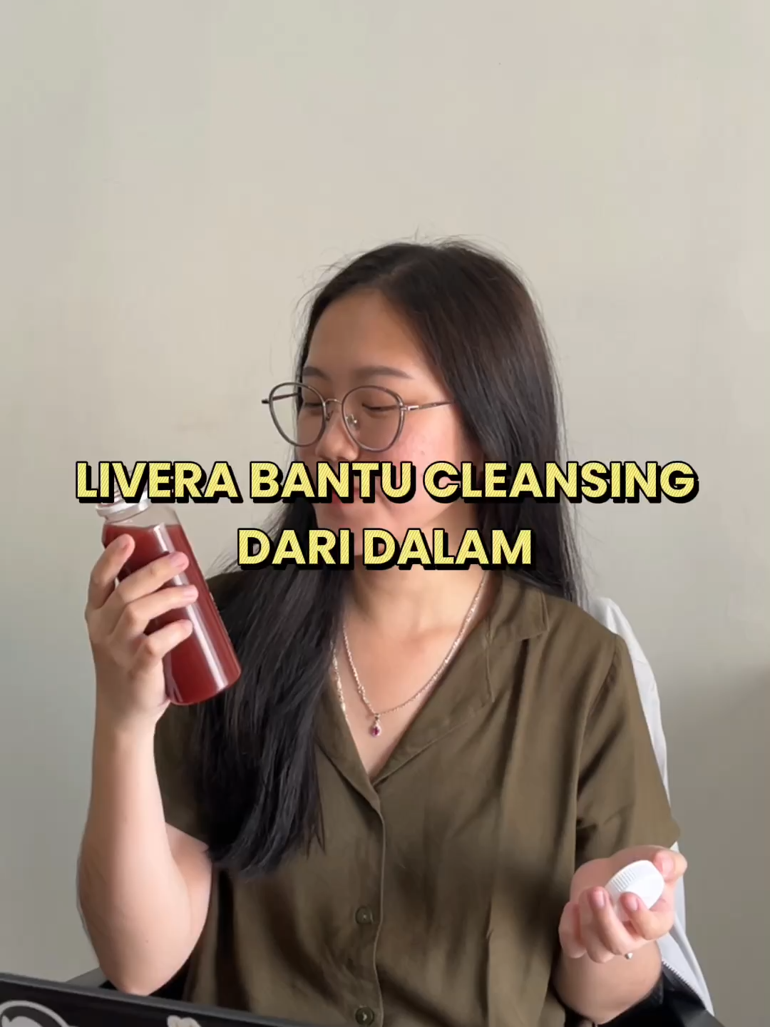 Perawatan muka agar terlihat lebih terawat emang penting, tapi jangan sampai lupa untuk merawat tubuh dari dalam yaa🤭 Karena sebenarnya tubuh yang terdapat toksin di dalamnya bisa memicu munculnya jerawat dan bikin wajah keliatan lebih kusam.  Jadi kamu tetap harus bersihkan toksin yang ada di tubuhmu dengan konsumsi Livera secara rutin🤗 #liveraindonesia #liveraebook #liverabook #ebook #dietbook #dietebook #detoxbook #detoxebook #coldpressedjuice #freshjuice #nowaterjuice #nosugarjuice #detoxjuice #detoxdrink #detox #diet #dietsehat #programdiet #dietprogram #mealplan #healthyfood #healthylife #healthydiet