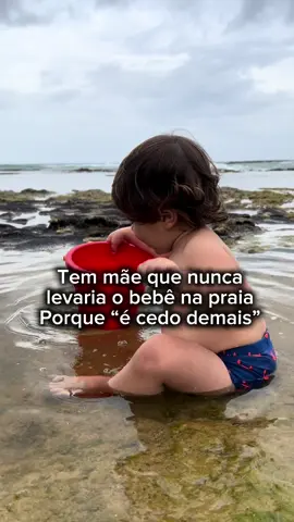 Muita mãe deixa de viajar com o bebê por medo. Medo do voo, medo do que pode dar errado, medo do desconhecido… E é por causa desse medo que muita família nunca vai à praia com o bebê, nunca brinca na neve, nunca faz uma trilha tranquila em meio à natureza. E tudo isso poderia gerar exatamente o que mais importa: conexão, memórias afetivas e momentos que não voltam mais. Alguns estudos já mostram que viajar com bebês pequenos estimula o desenvolvimento emocional, sensorial e social. O contato com novos ambientes, sons, cheiros e até temperaturas diferentes ativa partes importantes do cérebro e fortalece o vínculo com quem cuida. Mas eu entendo o medo. E é por isso que eu criei esse espaço: pra te mostrar que é possível viajar com segurança, leveza e praticidade. Você só precisa estar bem preparada. Siga @amaeviaja pra aprender tudo o que você precisa pra viajar com seu bebê sem perrengue. Com planejamento, a viagem vira uma das melhores fases da maternidade 💖✈️ #viagemcombebe #bebeviajante #miniviajante